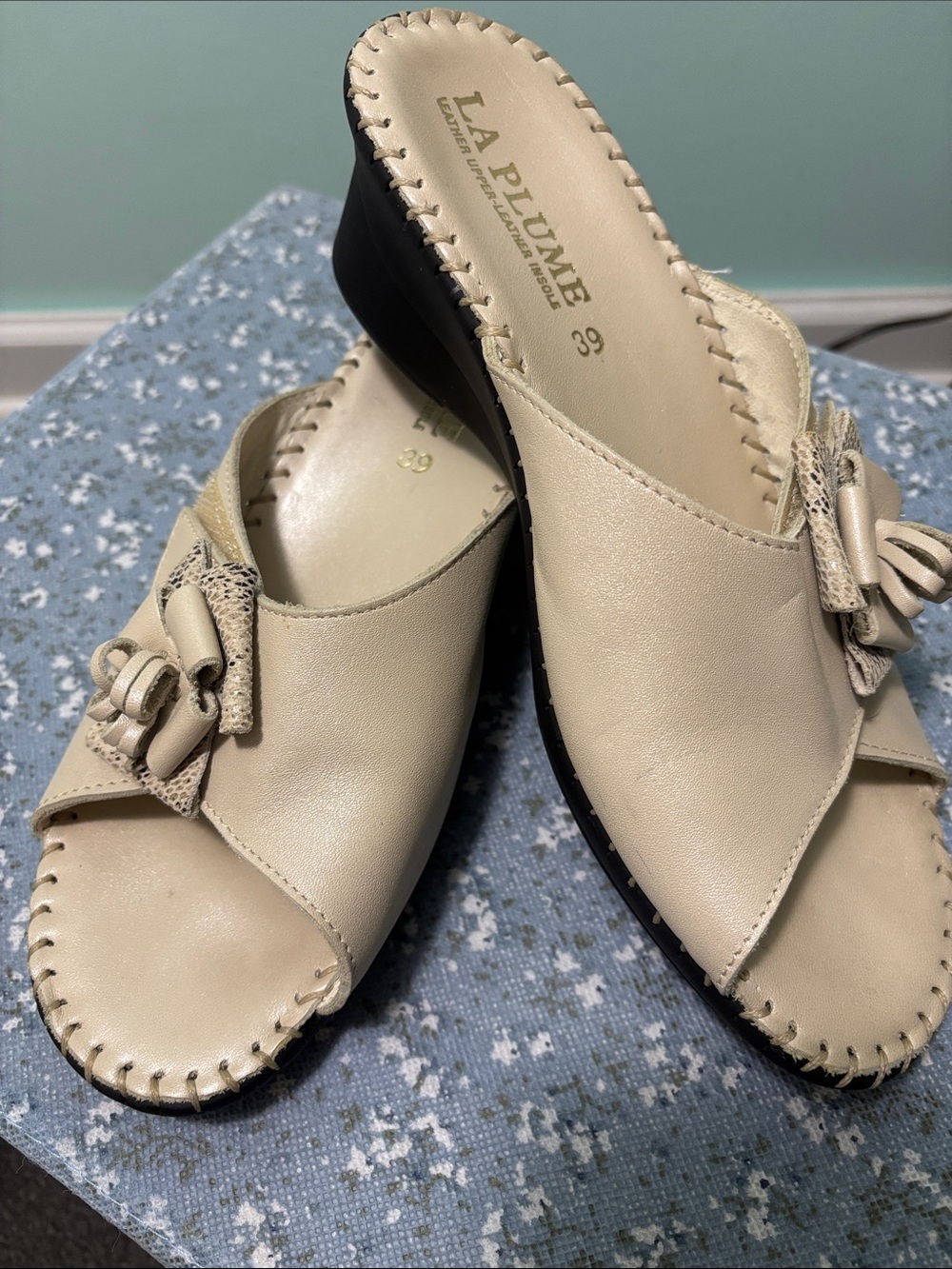 LA PLUME BEIGE SLIP ON